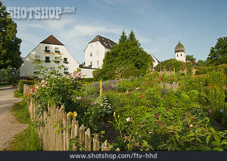 
                Klostergarten, Frauenwörth, Fraueninsel, Benediktinerinnenkloster                   