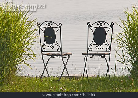 
                Stühle, Seeufer                   