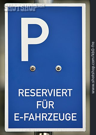 
                Parkplatz, Elektrofahrzeug                   