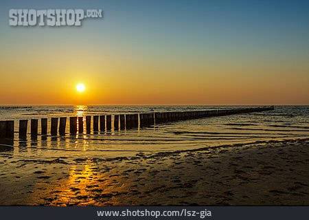 
                Sonnenuntergang, Strand, Buhnen, Ostseeküste                   