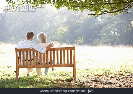 
                Paar, Pause & Auszeit, Erholung, Bank, Seniorenpaar                   