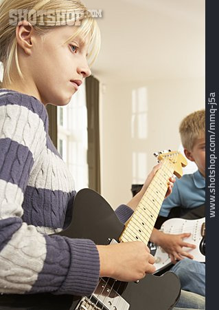 
                Musikunterricht, Gitarre Spielen                   