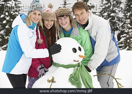 
                Familie, Winterurlaub, Schneemann                   