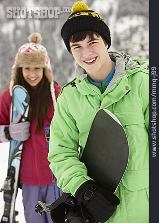 
                Teenager, Jugendliche, Wintersport, Skiurlaub, Geschwister                   