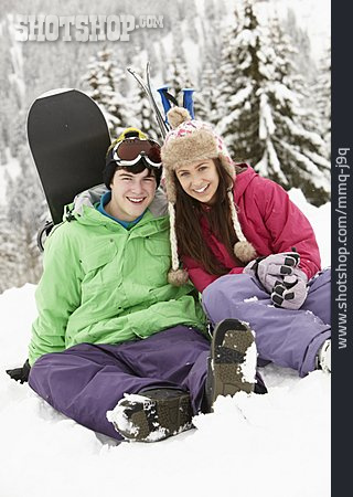 
                Teenager, Jugendliche, Paar, Skiurlaub, Geschwister                   