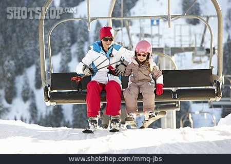 
                Mutter, Tochter, Skiurlaub, Skilift                   