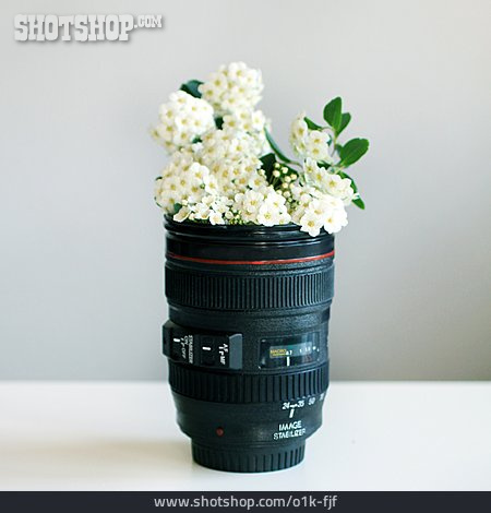 
                Blumenvase, Kameraobjektiv                   