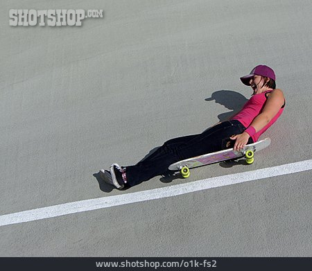 
                Skateboard, Optische Täuschung, Skaterin                   
