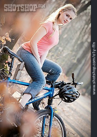 
                Junge Frau, Pause & Auszeit, Fahrrad                   