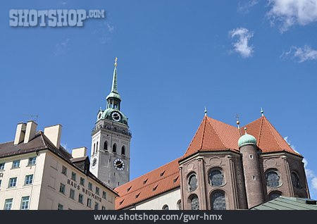 
                München, Viktualienmarkt, St. Peter                   