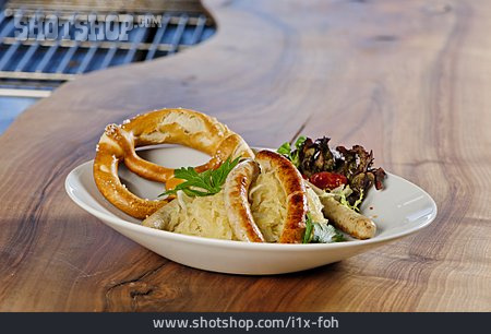 
                Bayrische Küche, Bratwurst, Sauerkraut                   