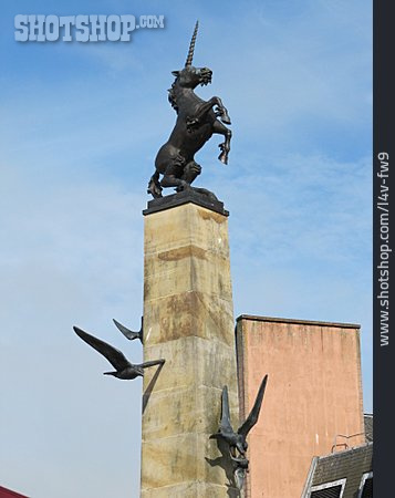
                Inverness, Falcon Square Statue                   