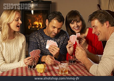 
                Häusliches Leben, Spieleabend, Kartenspielen                   