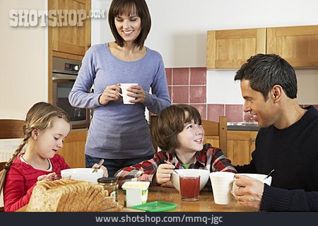 
                Frühstück, Familienleben, Frühstücken                   
