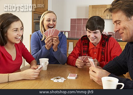 
                Kartenspiel, Familienleben, Spieleabend                   