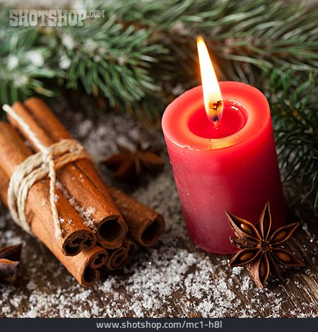 
                Weihnachtsdekoration, Kerzenschein                   