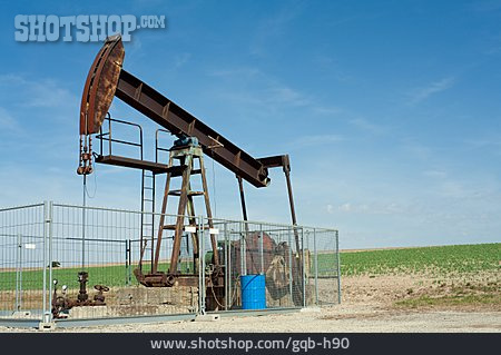 
                Erdölförderung, Pumpstation, Bohrturm                   