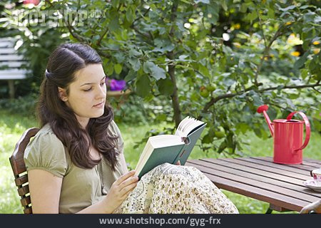 
                Frau, Garten, Lesen                   
