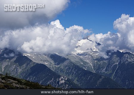 
                Gebirge, Alpen, Dolomiten, Wolkenverhangen                   