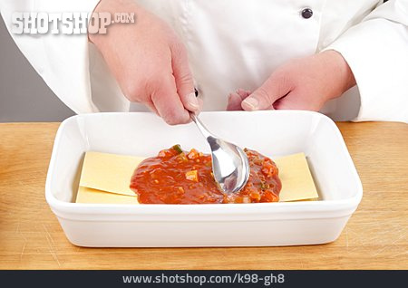 
                Zubereitung, Lasagne, Tomatensoße                   