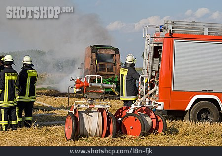 
                Brandbekämpfung, Feuerwehreinsatz, Fahrzeugbrand, Heubrand                   