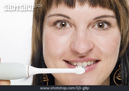 
                Junge Frau, Zahnbürste, Zahnpflege, Zähneputzen, Elektrische Zahnbürste                   