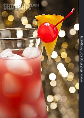
                Cocktail, Cocktailkirsche, Cocktailglas                   