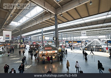 
                Bahnhof, Hauptbahnhof, Bahnhofshalle                   