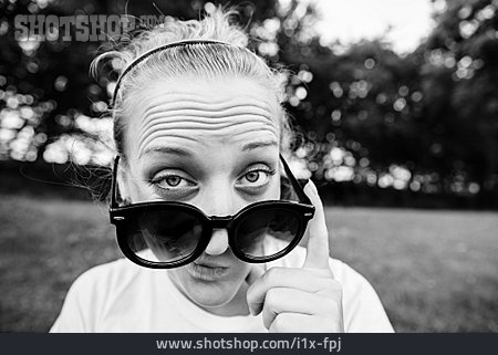 
                Junge Frau, Sonnenbrille, Skeptisch, Brille, Grimasse                   