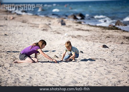 
                2 Kinder, Strand, Spielen, Geschwister                   