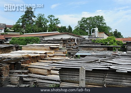 
                Sägewerk, Holzlager                   