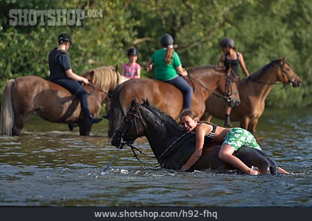 
                Mädchen, Schwimmen, Pferd                   