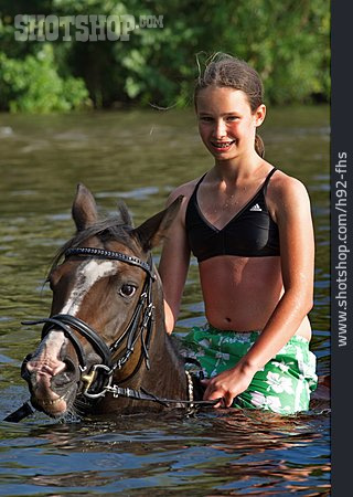 
                Mädchen, Pferd, Pferdeschwemme                   