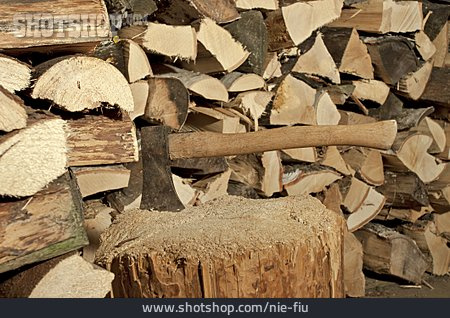 
                Holz, Axt, Holzhacken, Brennholz                   