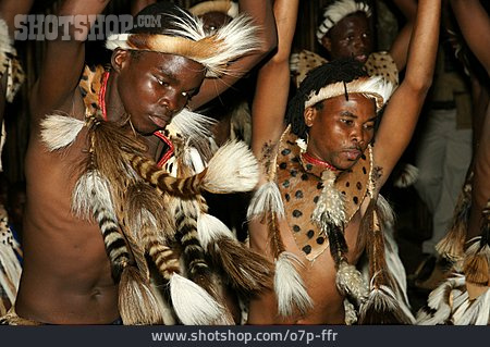 
                Südafrika, Zulu, Stammestanz                   