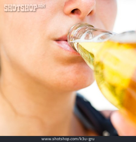 
                Junge Frau, Genuss & Konsum, Bier                   