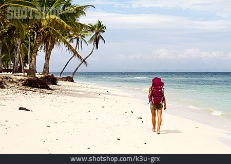 
                Reise & Urlaub, Strand, Unterwegs, Touristin, Backpacker                   