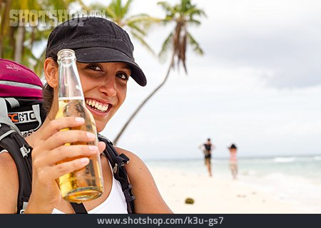 
                Junge Frau, Genuss & Konsum, Bier, Urlaub, Touristin                   