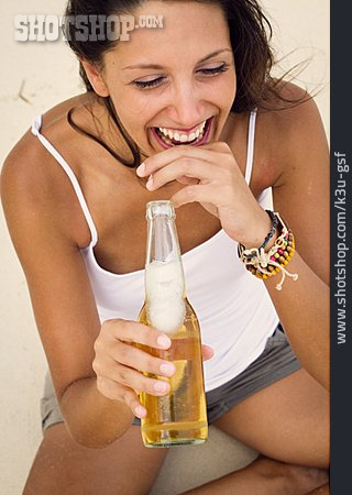 
                Junge Frau, Sorglos & Entspannt, Genuss & Konsum, Bier, Bierflasche                   