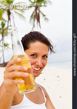 
                Junge Frau, Pause & Auszeit, Bier, Urlaub, Prost                   
