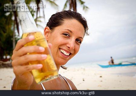 
                Junge Frau, Sorglos & Entspannt, Bier, Urlaub, Prost                   