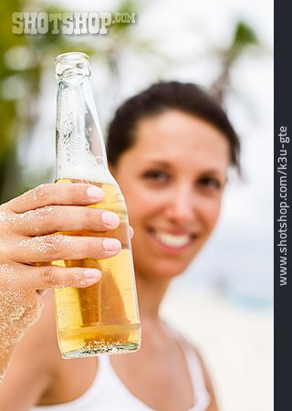 
                Junge Frau, Genuss & Konsum, Bier, Bierflasche, Prost                   
