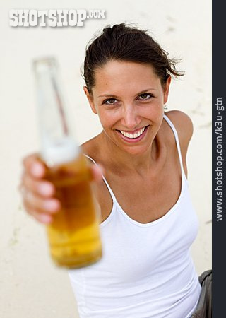 
                Junge Frau, Genuss & Konsum, Bier, Bierflasche, Prost                   