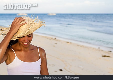 
                Junge Frau, Sorglos & Entspannt, Strand, Sommer, Urlaub                   