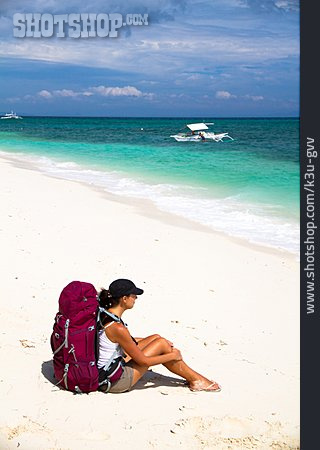 
                Junge Frau, Strand, Urlaub, Touristin, Backpacker                   