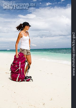 
                Junge Frau, Strand, Urlaub, Touristin, Backpacker                   