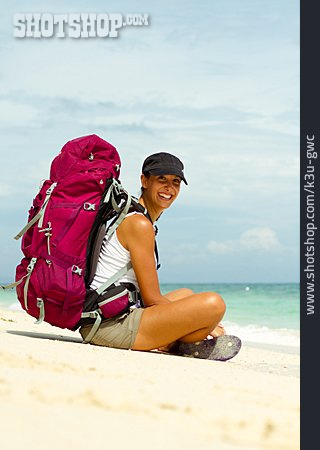 
                Junge Frau, Urlaub, Reisen, Touristin, Backpacker                   