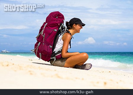 
                Junge Frau, Urlaub, Reisen, Touristin, Backpacker                   