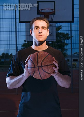
                Junger Mann, Mann, Basketball                   