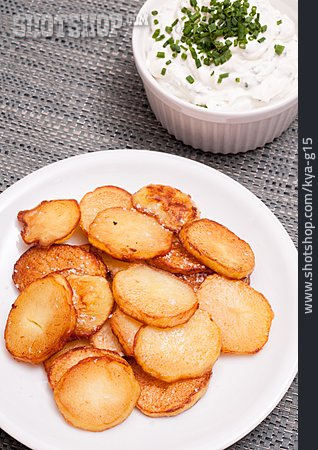 
                Bratkartoffeln, Kräuterquark                   